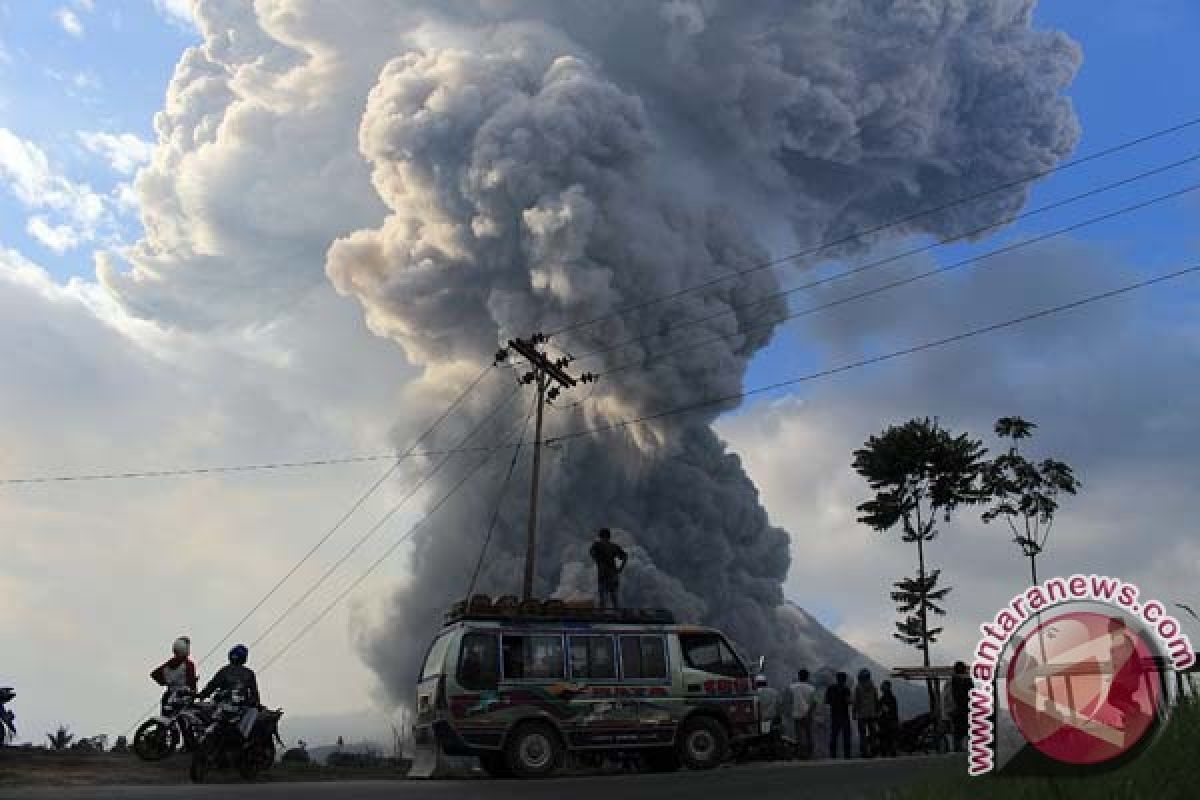 Stok beras pengungsi Gunung Sinabung menipis