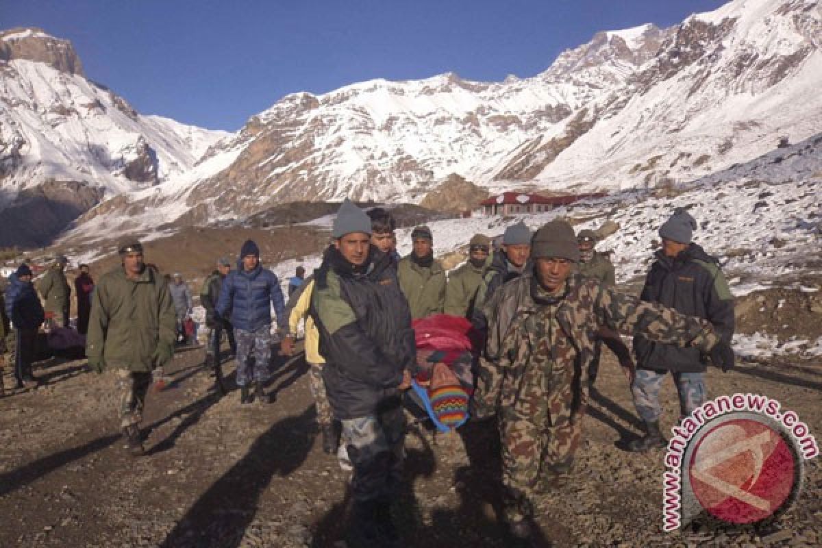 Seorang pendaki dan tiga pemandu tewas akibat longsor di Nepal