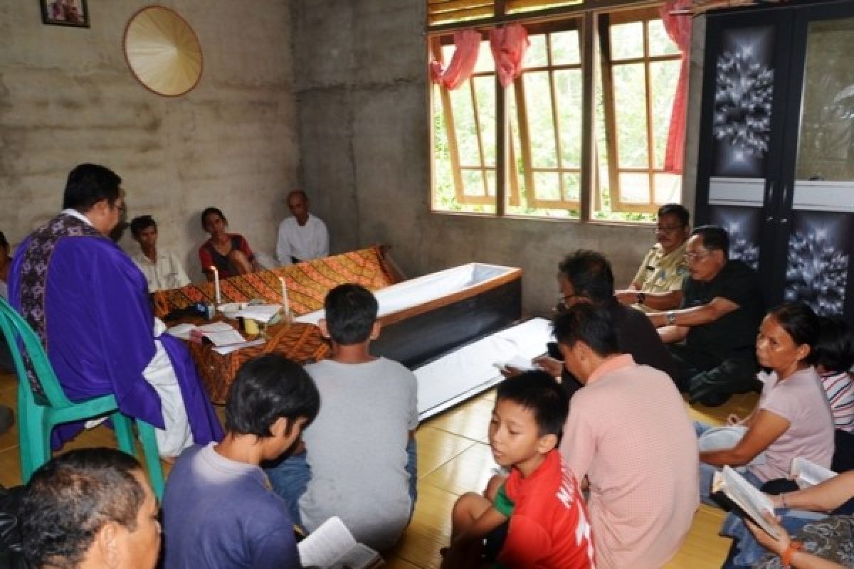 Wabup dan Sekda Melayat ke Rumah Duka Ibunda Sabas