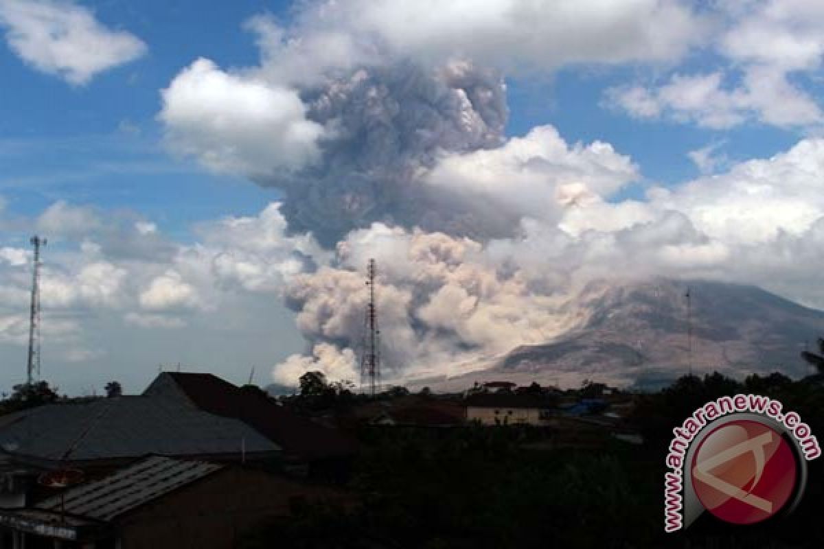 Debu vulkanik erupsi Sinabung selimuti Kecamatan Tiganderket