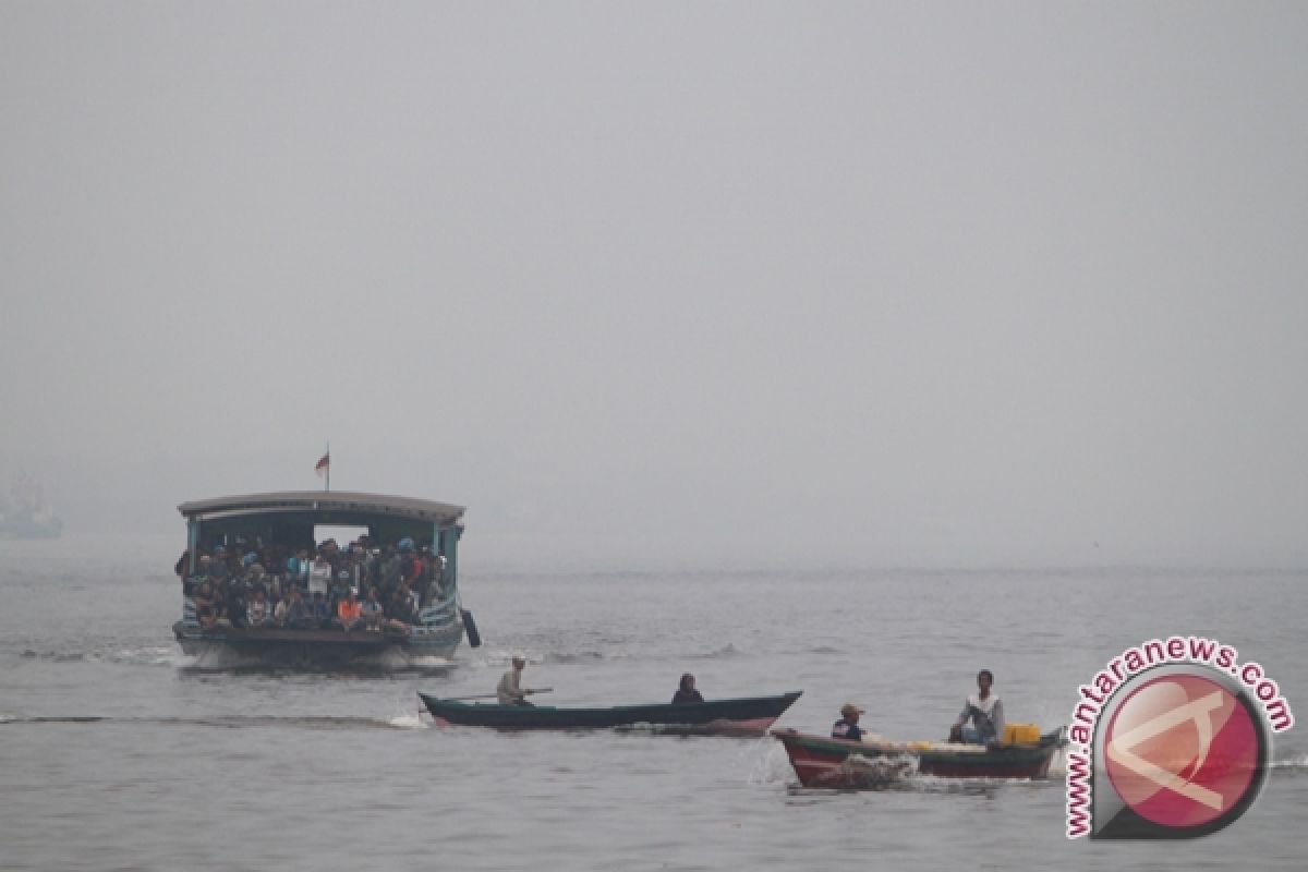 Kabut Asap Pekat Nahkoda Tidak Berani Berlayar  