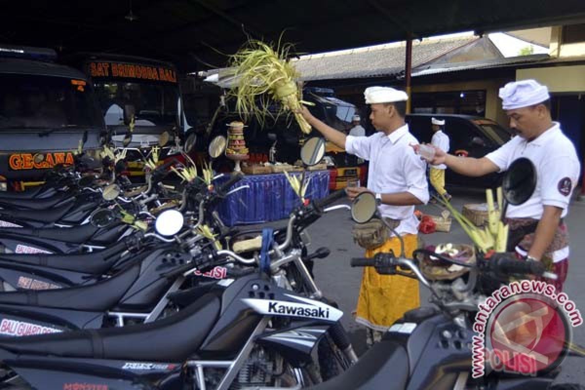 Umat Hindu Bali gelar ritual Tumpek Landep