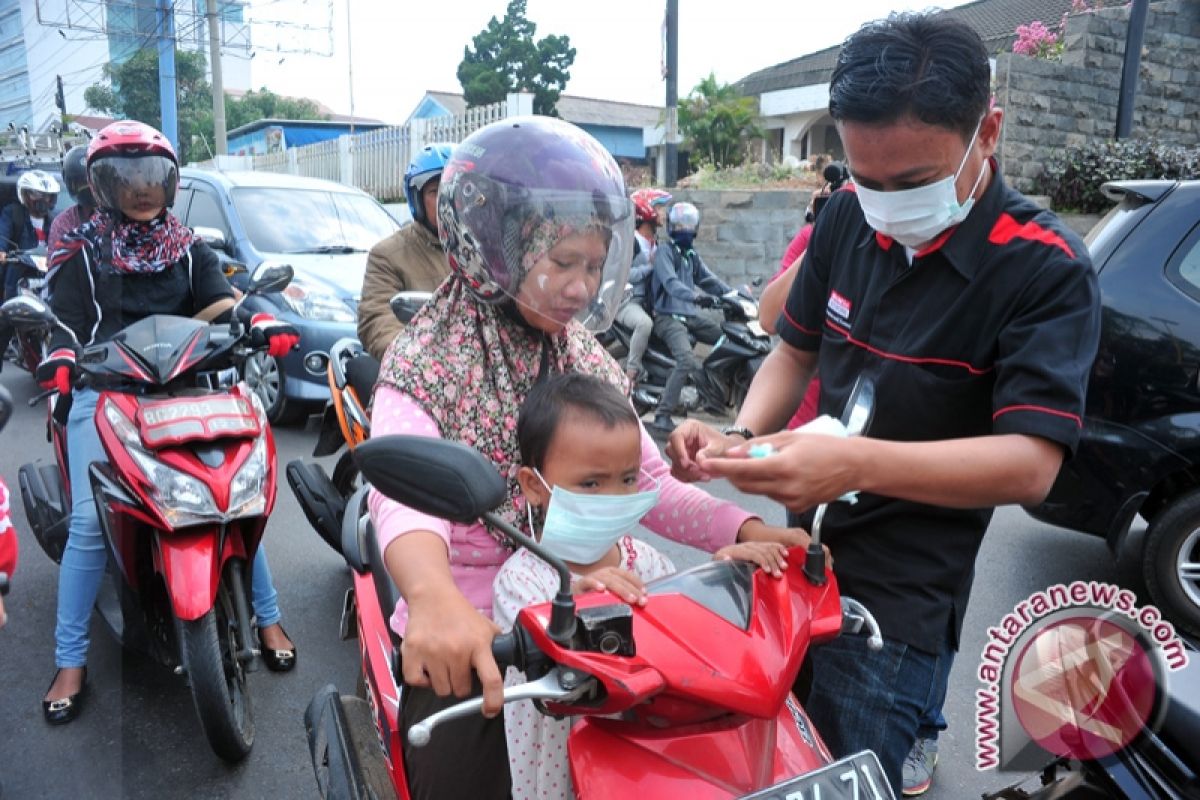 Wartawan Sumsel bagikan 1.000 masker kepada pengguna jalan