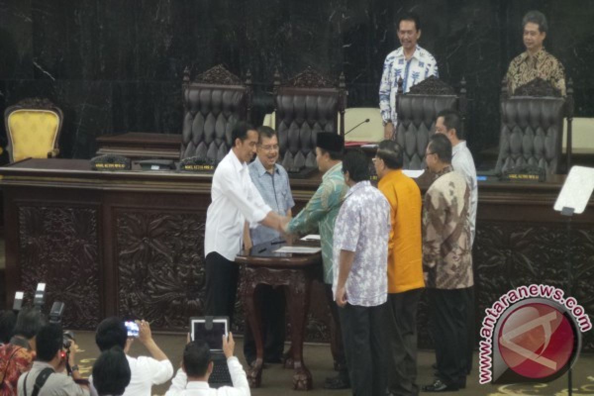  Jokowi Tampak Tegang Saat Geladi Bersih