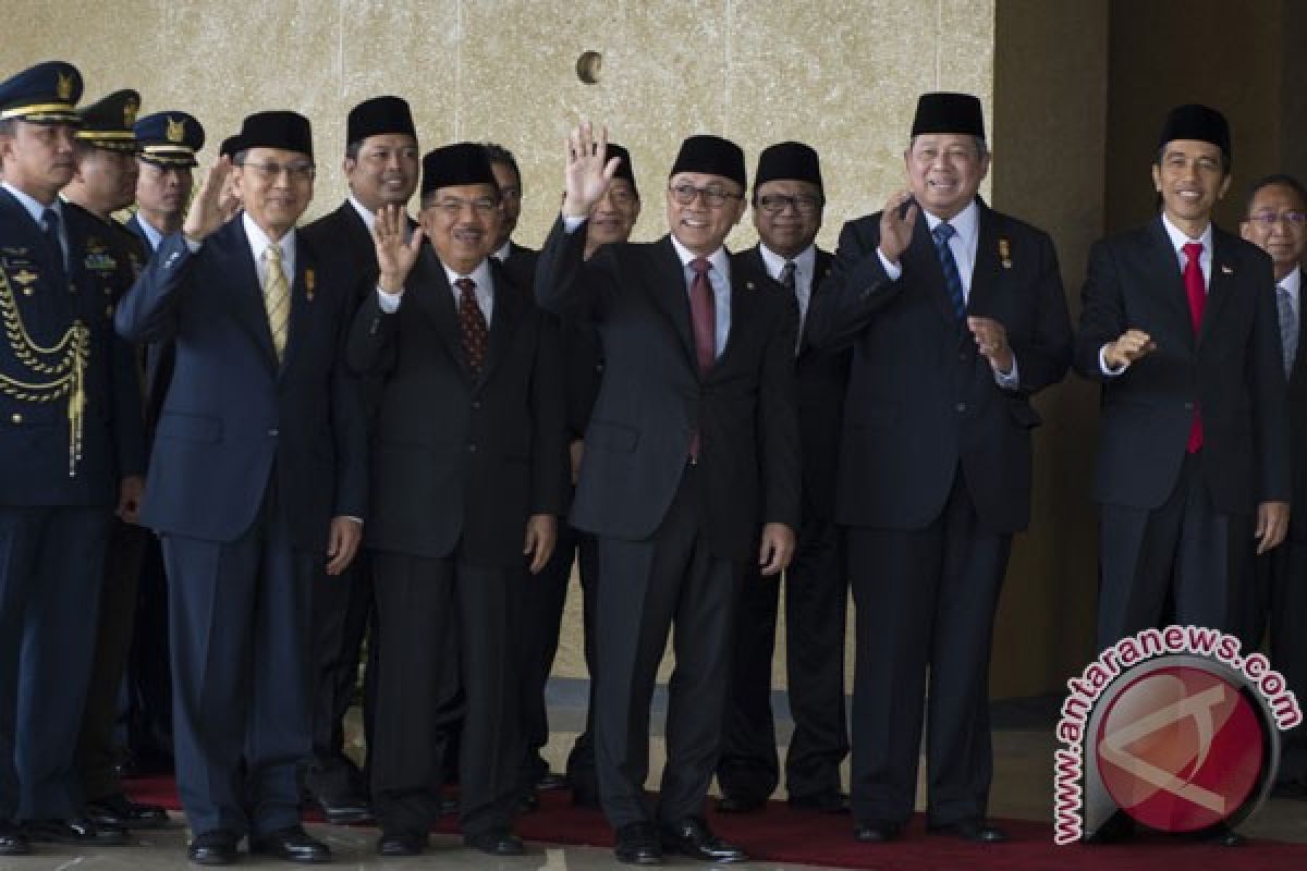 SBY-Boediono dan Jokowi-JK masuki ruang pelantikan bersama