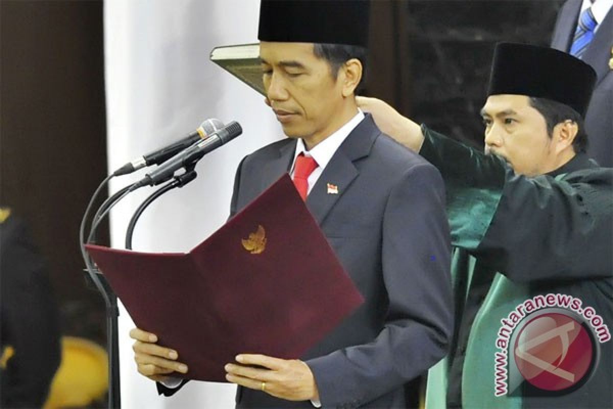 Presiden Jokowi melakukan telekonferensi dengan sejumlah daerah