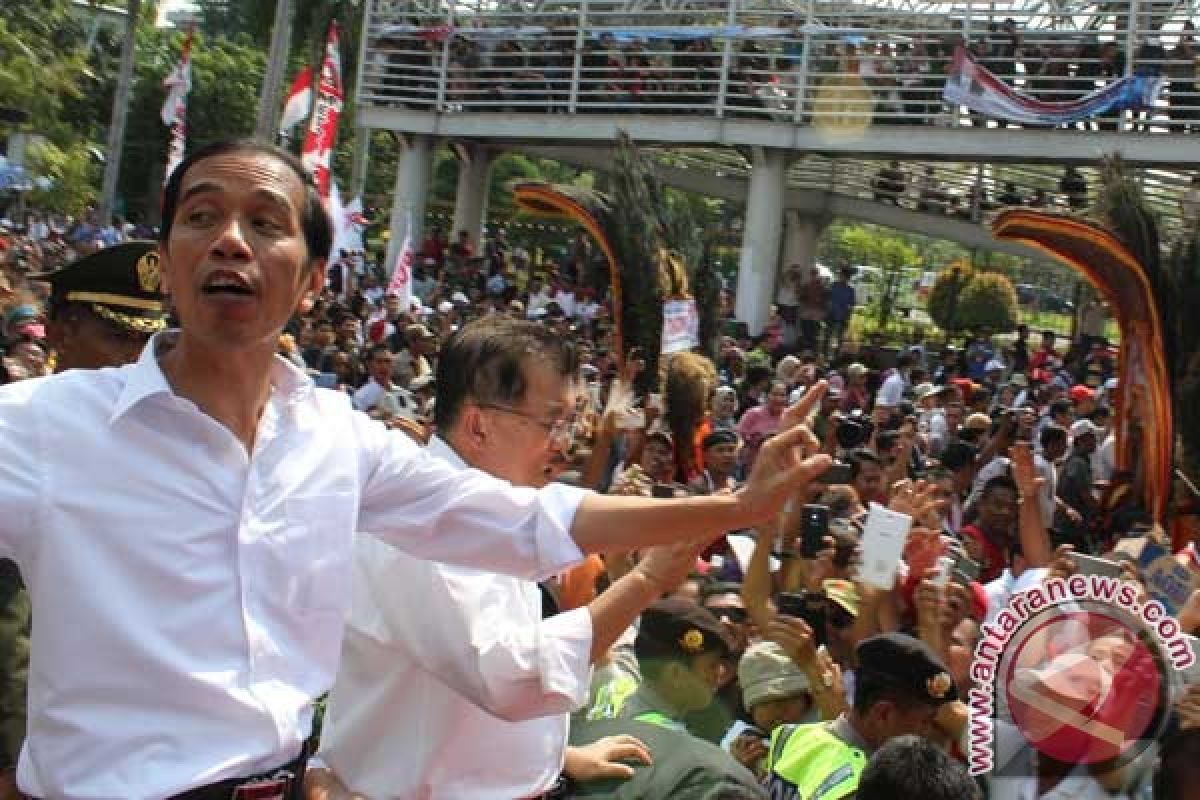 Thousands flock to Jakarta`s main streets to see President Jokowi