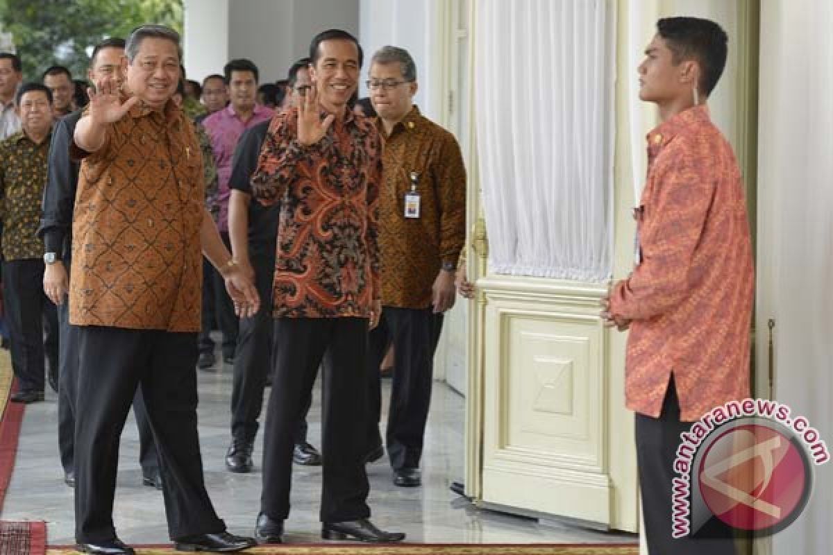 Suatu sore di teras Istana Merdeka