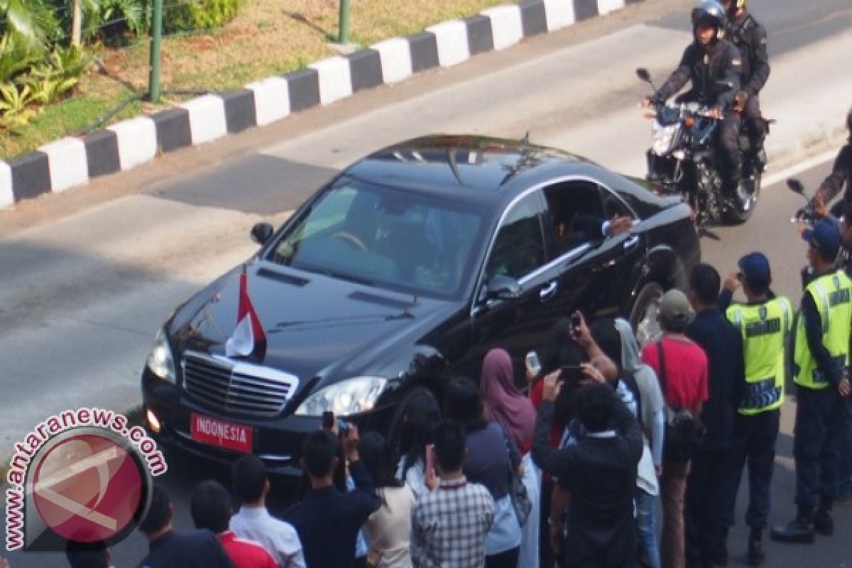 Presiden Yudhoyono lambaikan tangan dari mobilnya