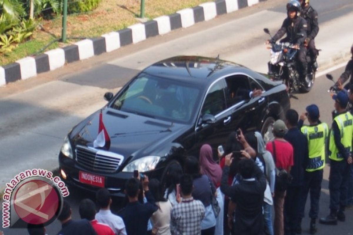 Presiden melambai ke warga sepanjang perjalanan ke MPR