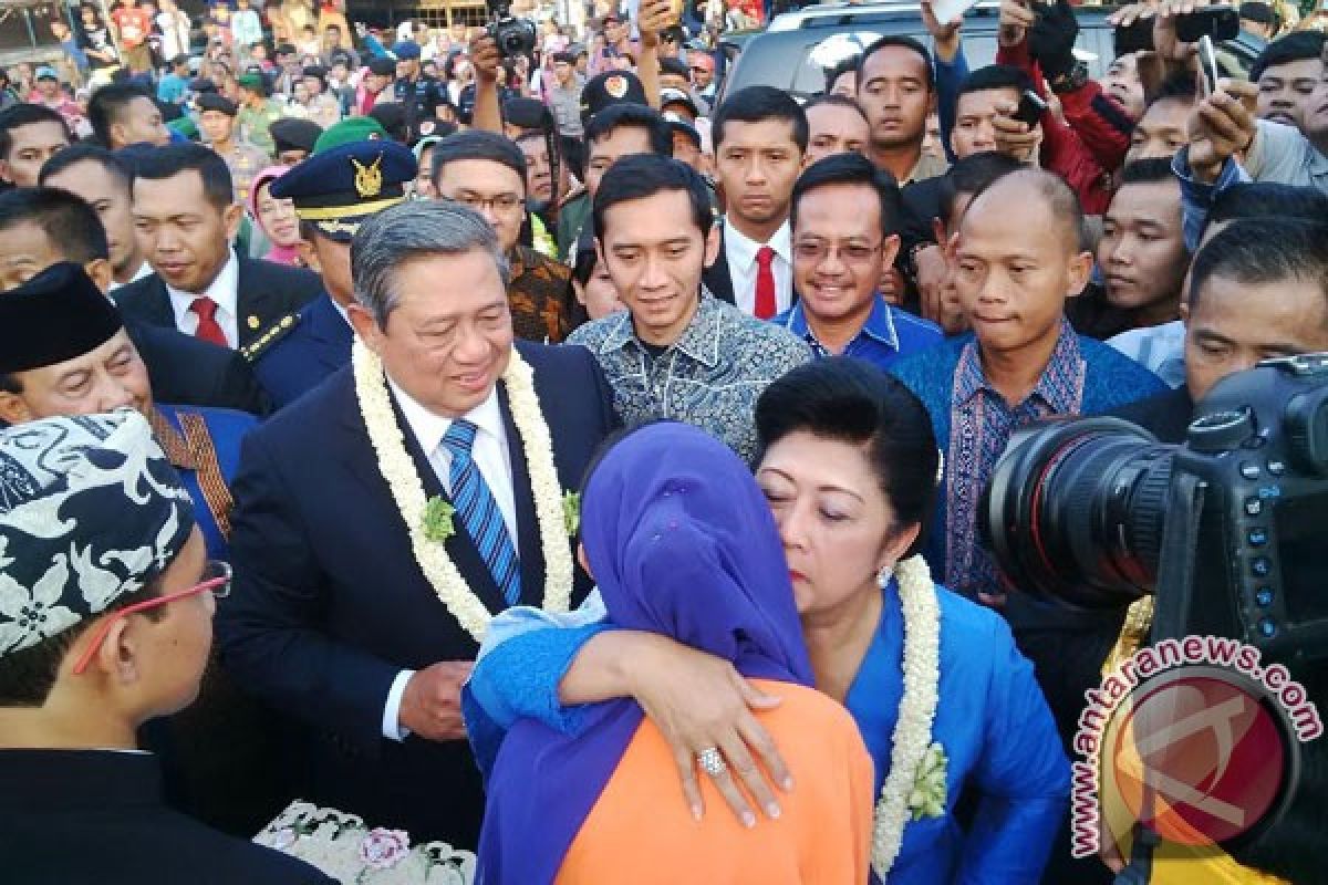 1,5 jam dinanti warga, SBY akhirnya datang juga