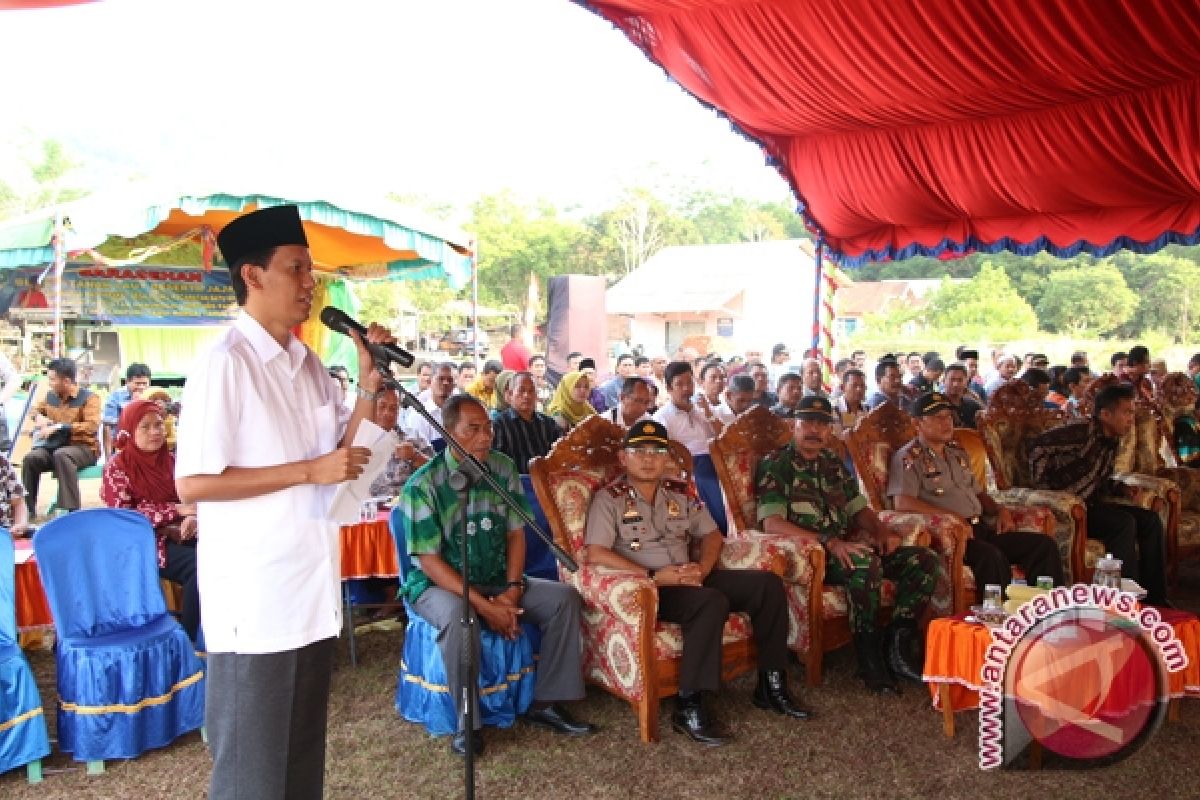 Bupati Hadiri Manunggal Tuntung Pandang Desa Bluru 