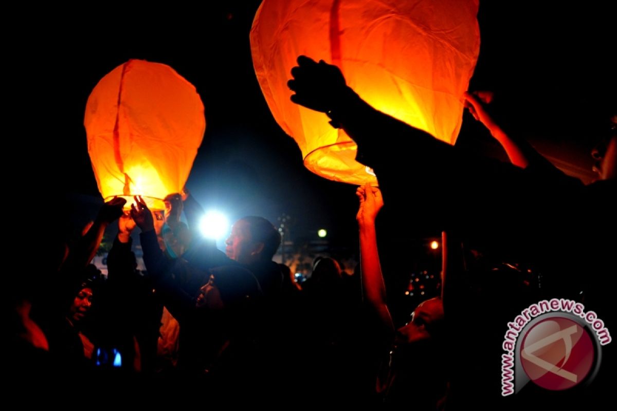 Ribuan lampion terangi langit Borobudur