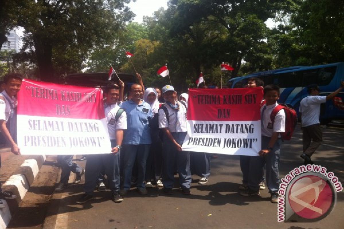 Anak-anak SMA lepas SBY, berharap korupsi diberantas