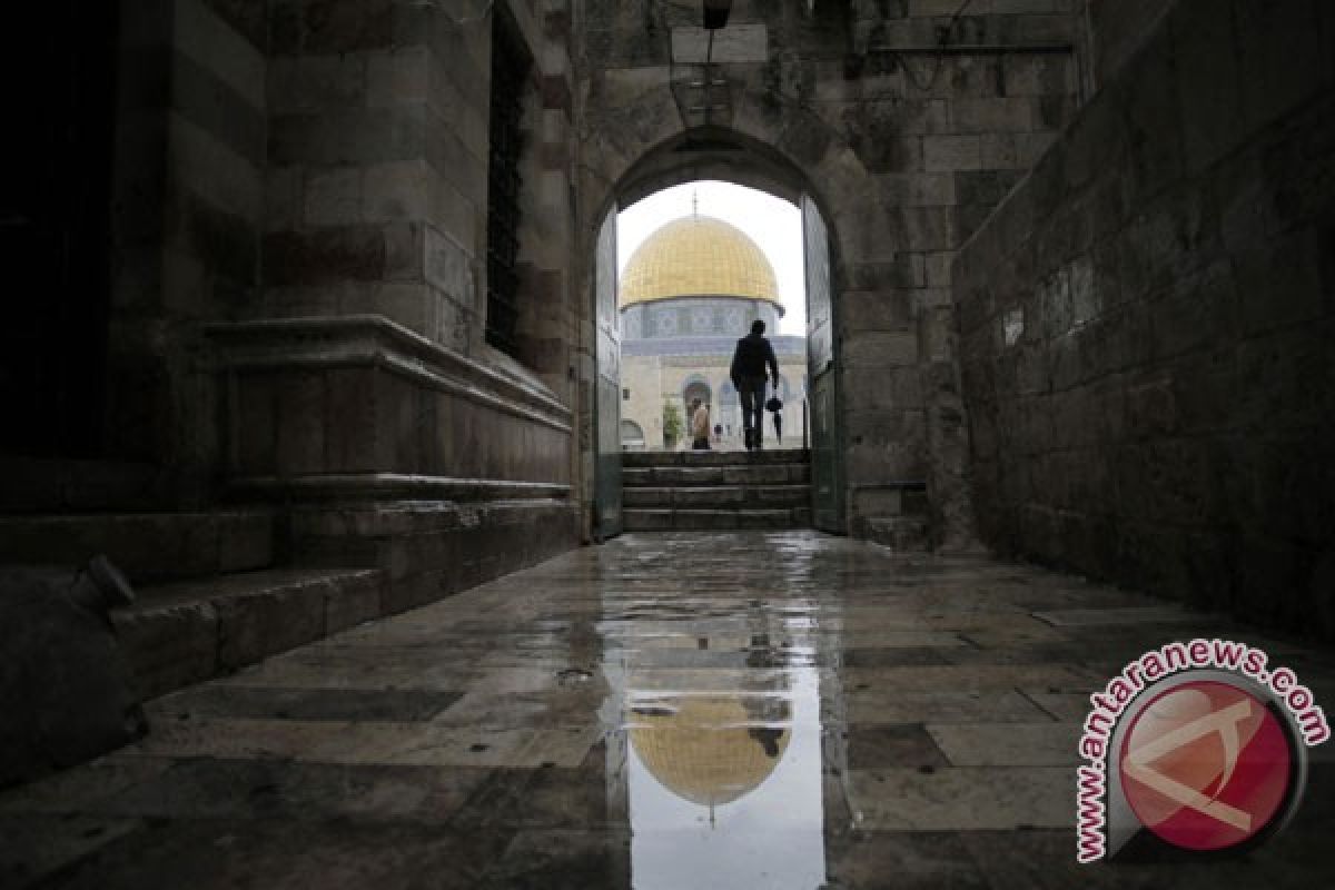 Israel reopens Al-Aqsa mosque ahead of Muslim prayers