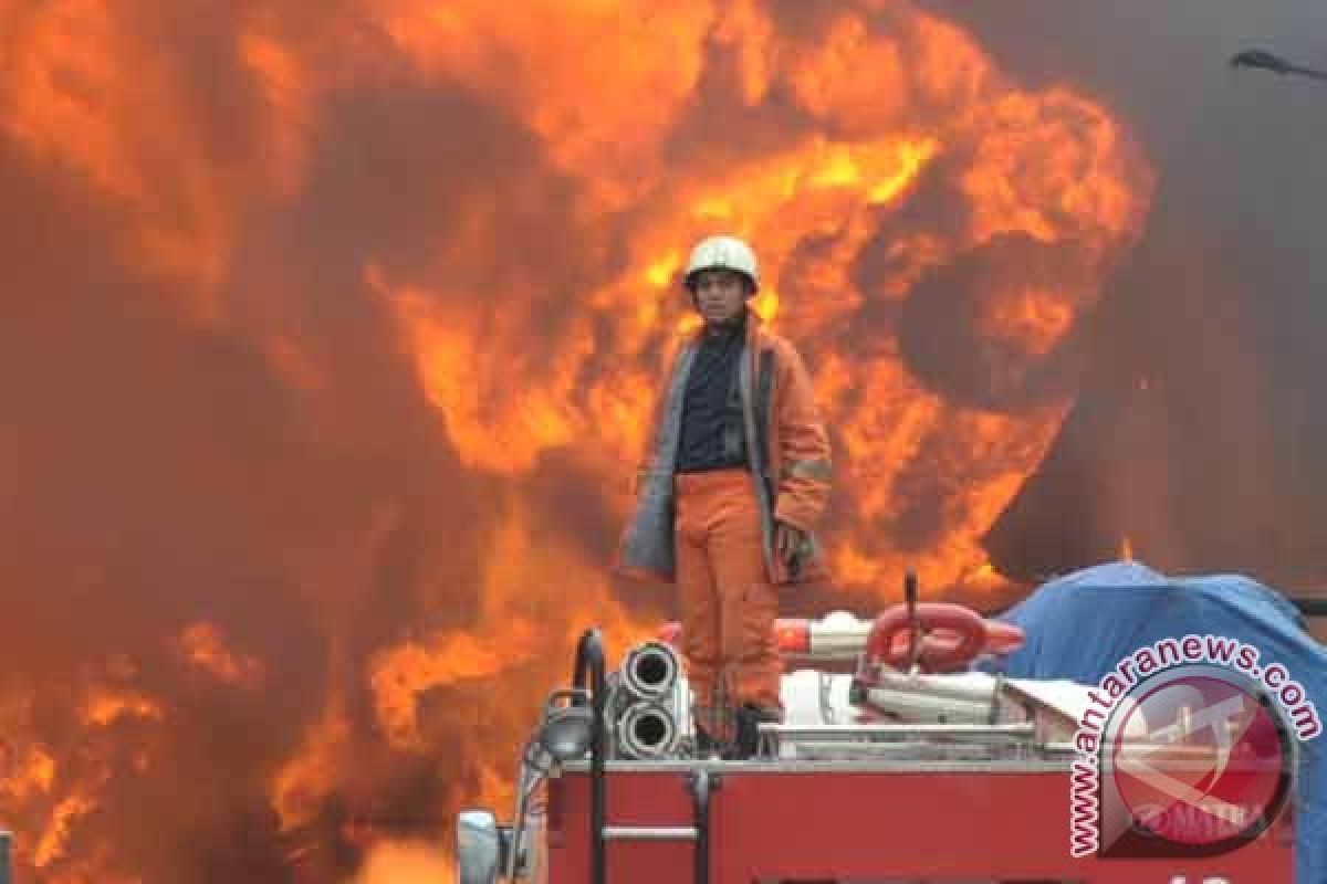 Tujuh jam api lalap pabrik pengolahan sawit di Bekasi