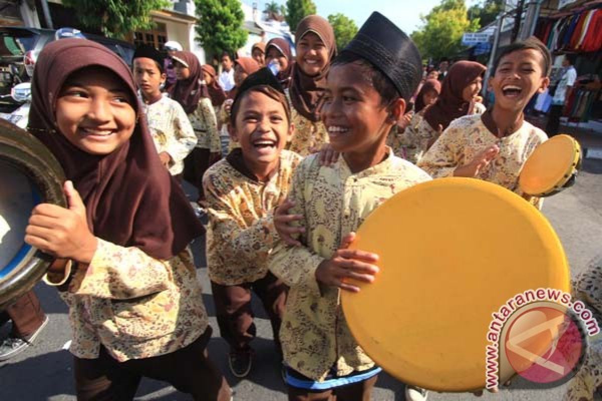 Pawai bedug lamongan awali tahun baru Islam