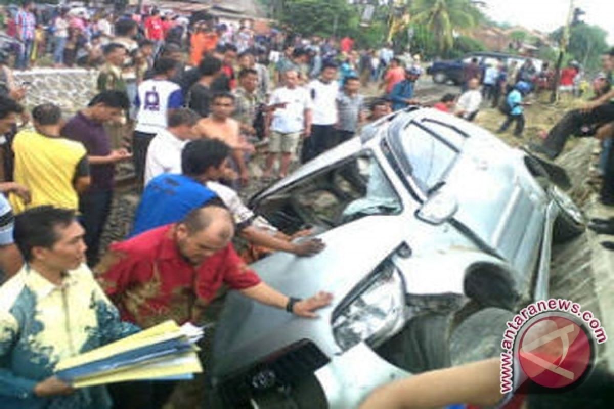 Minibus tubruk tarup pesta sunatan, tiga tewas