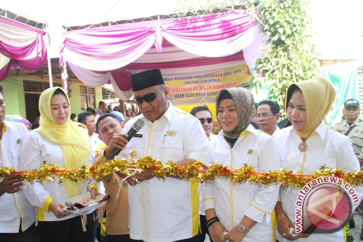Gubernur Gorontalo Resmikan Bedah Rumah 