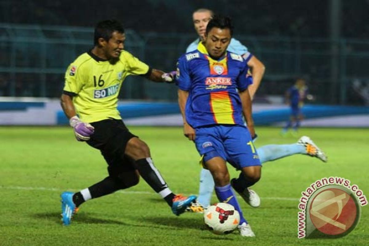 Arema kalahkan Persela 4-0