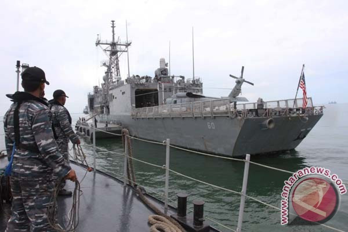 Kapal perang AS tabrakan di Singapura, 10 orang hilang