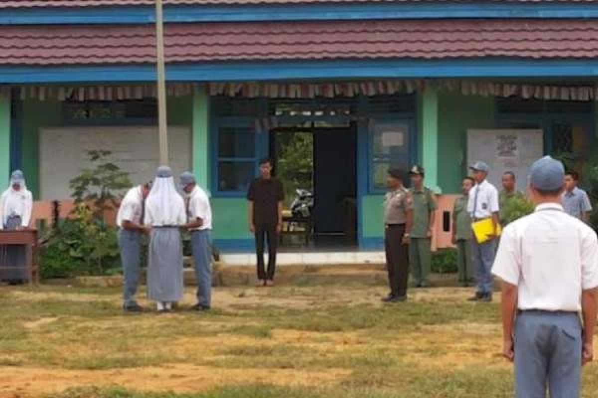 Kapolsek Sekadau Hilir Pimpin Upacara di SMAN 2