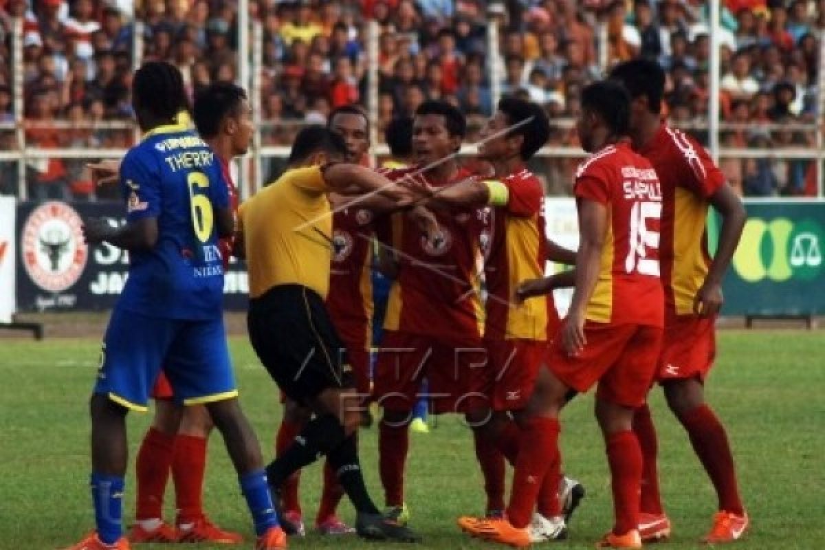 Tendang kaki pemain, wasit ini diskors enam bulan