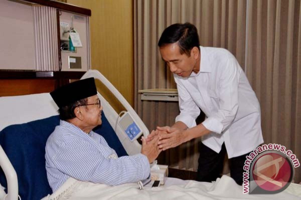 Anak dan cucu dampingi BJ Habibie jalani perawatan intensif