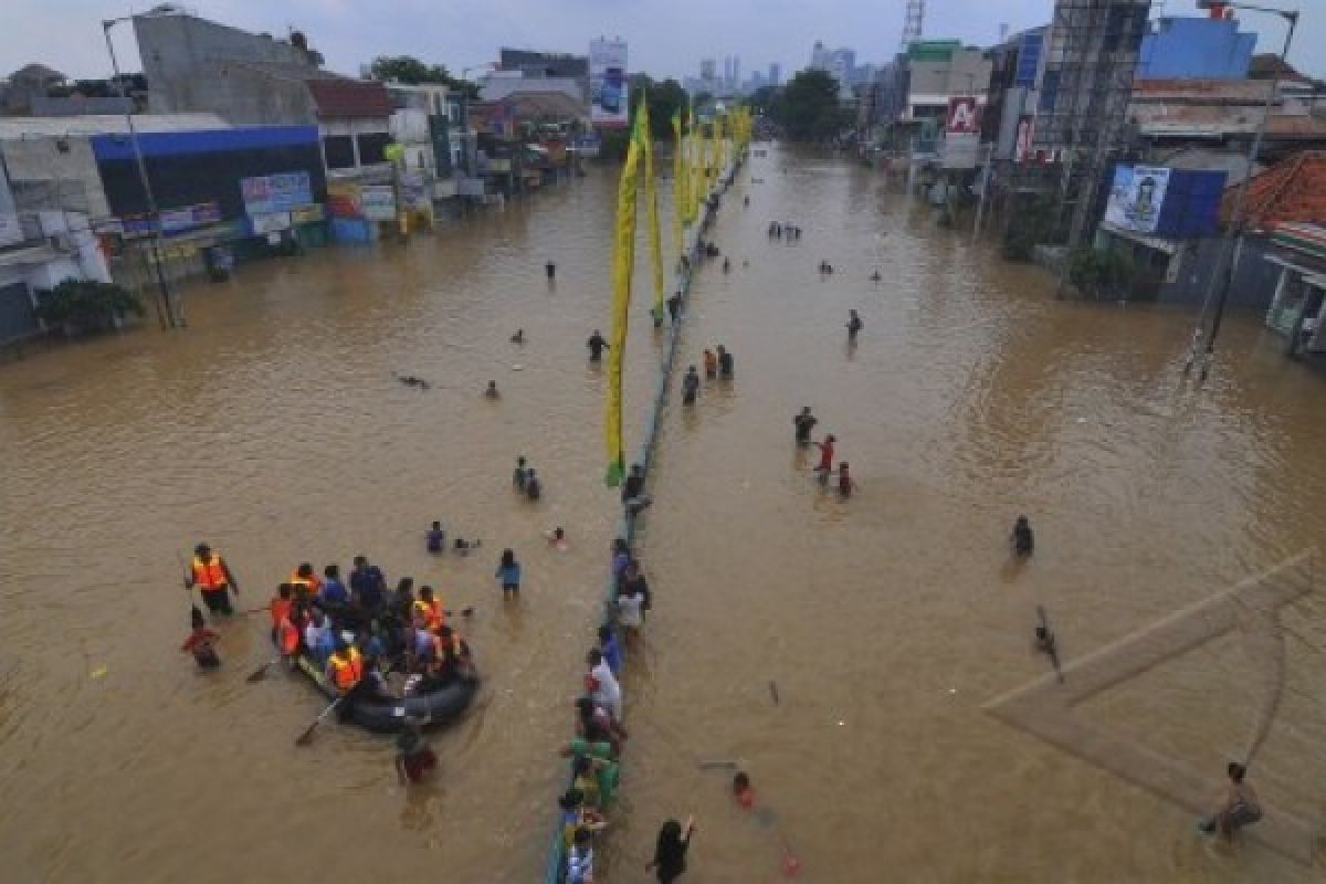 Tak cukup hanya keruk sungai untuk menanggulangi banjir