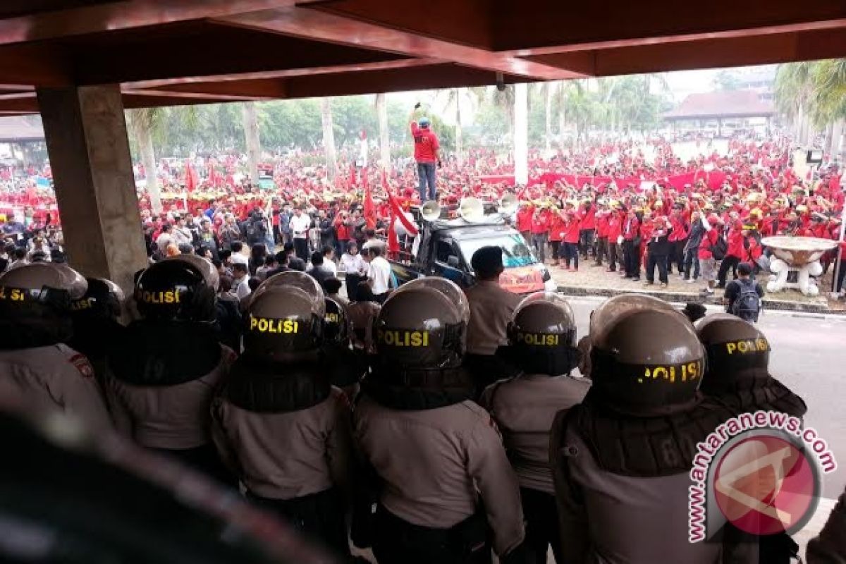 Ribuan buruh demo tuntut UMP Sumsel 2015 