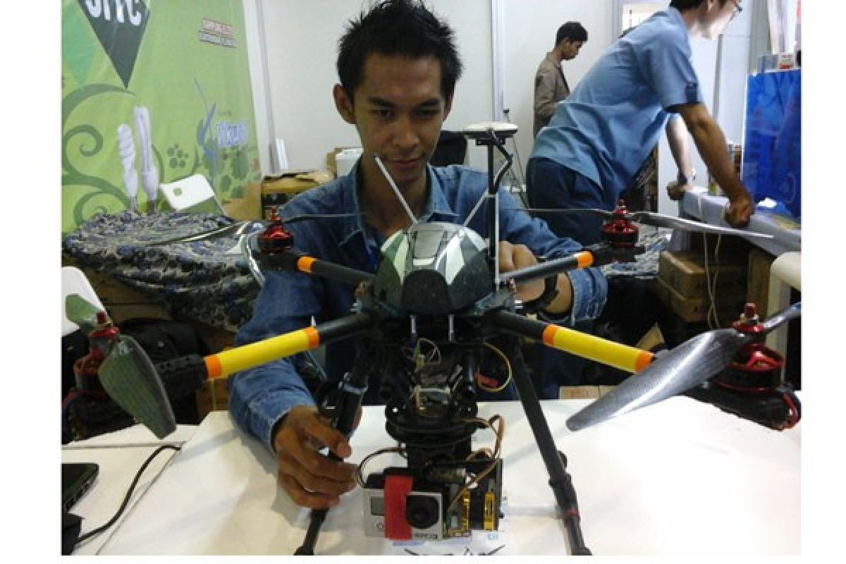 Drone buatan kaum muda ada di Indocomtech 2014