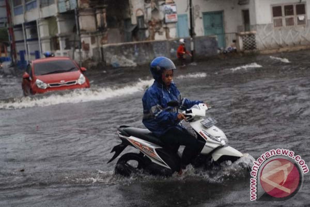 Ruas jalan di Padang tergenang banjir