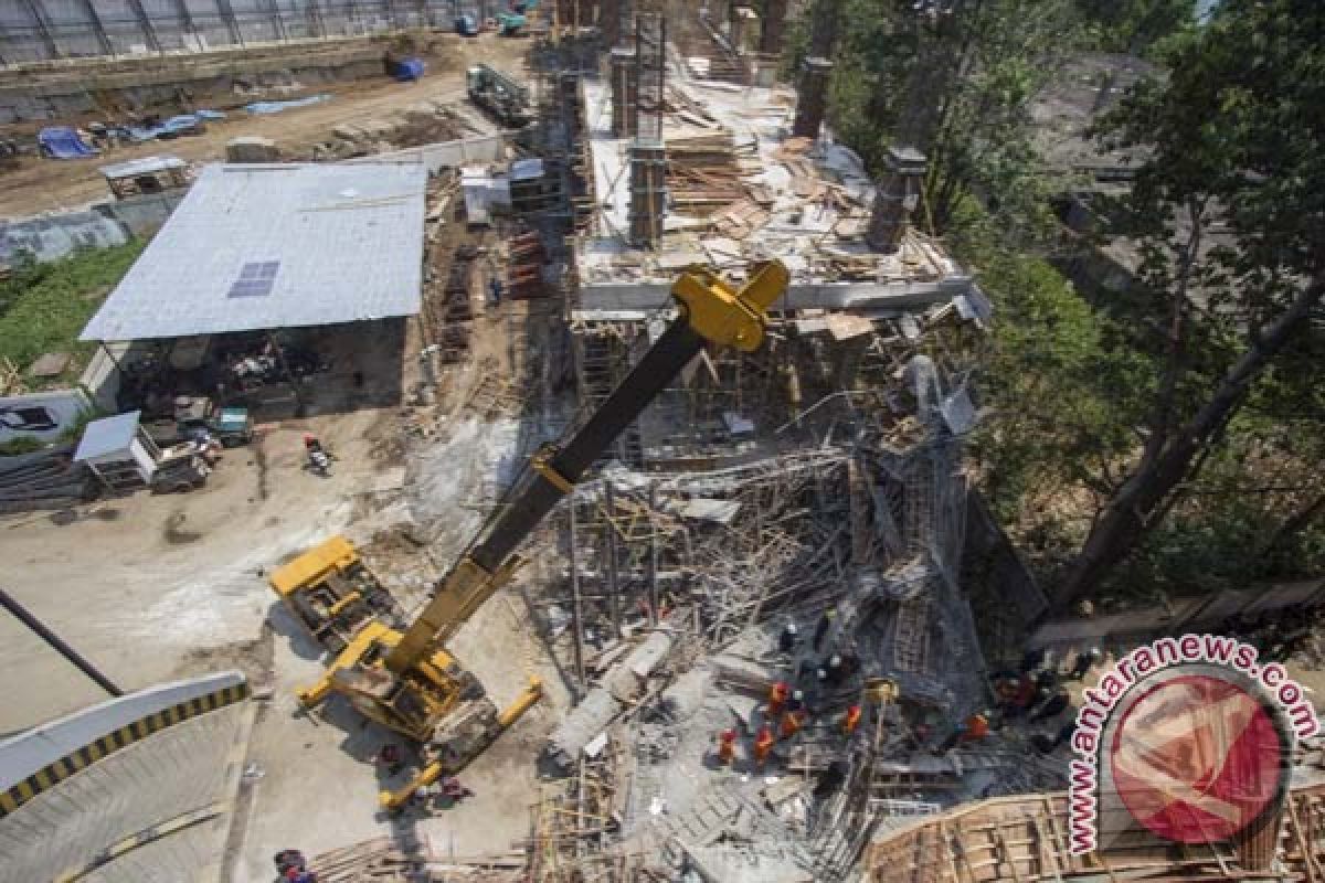 Jembatan Lampung Tengah putus akibat kelebihan beban