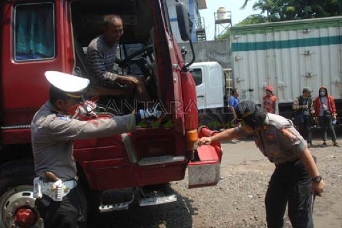 Seorang Meninggal Akibat Kecelakaan Antartruk 