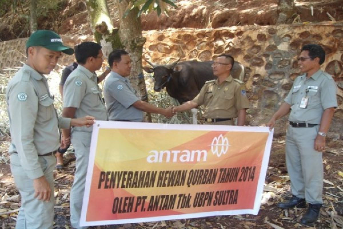 Manajemen Antam Serahkan Hewan Kurban