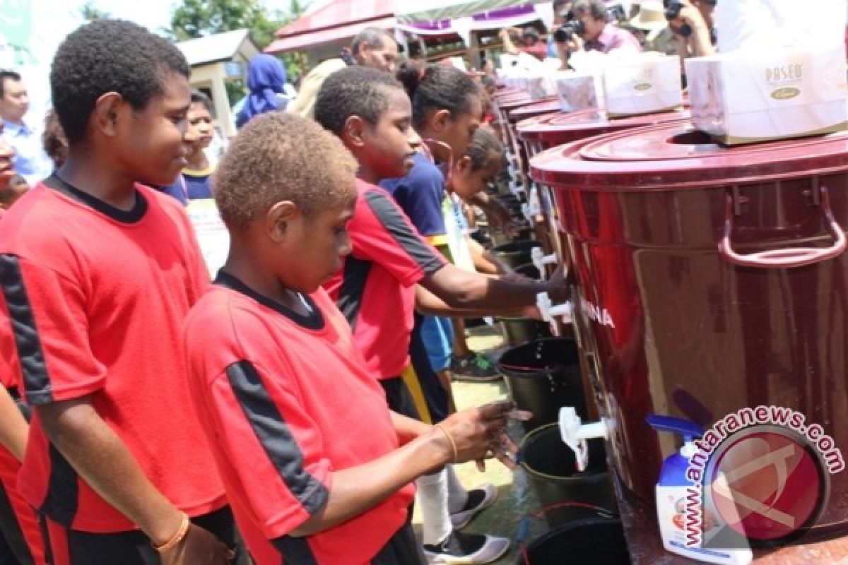 Seratusan murid SD Jayapura cuci tangan pakai sabun