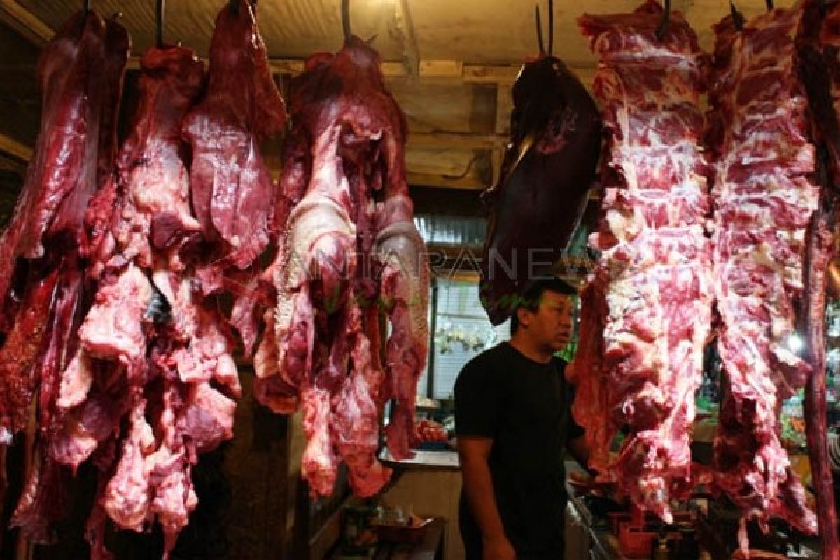 Pedagang Daging Sapi di Madiun Kurangi Stok