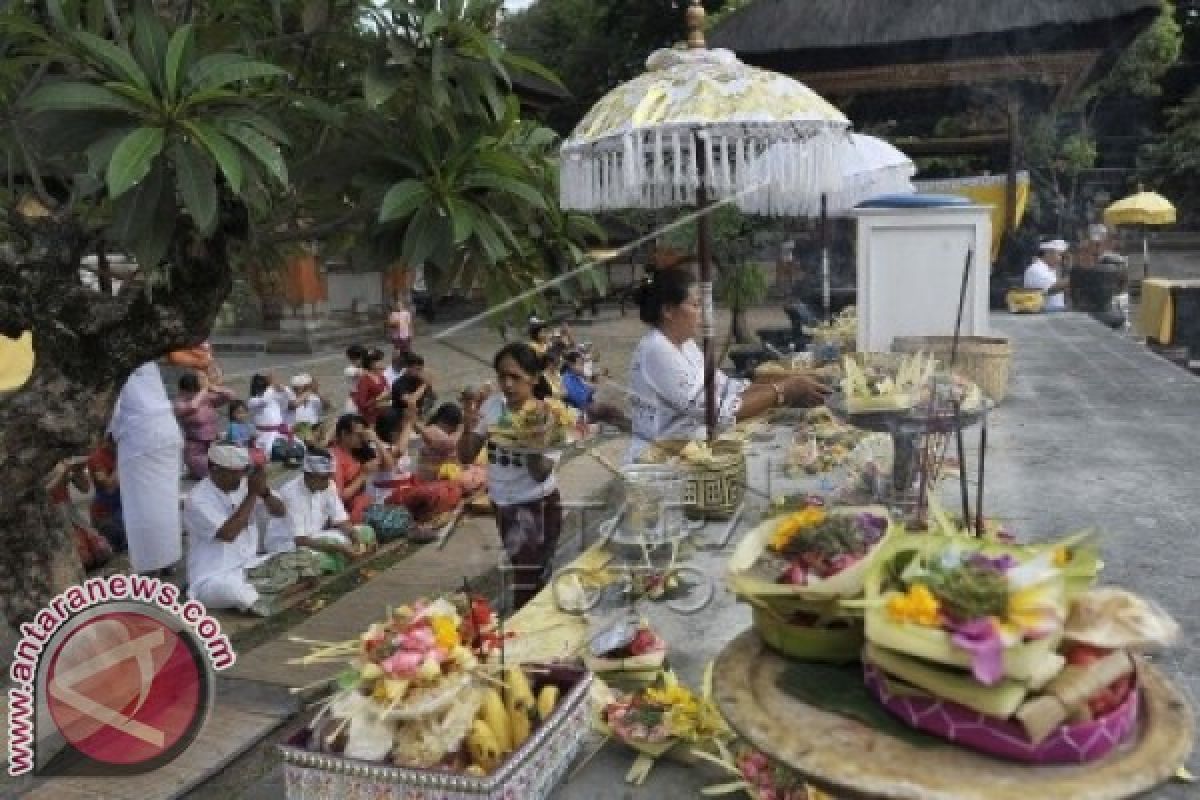 Penjual Sarana Ritual Ramai Pesanan Jelang Pagerwesi