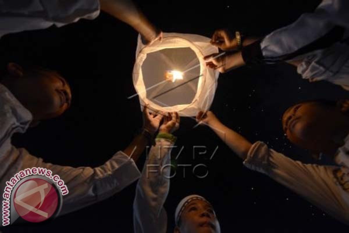 Ratusan Lampion Dilepaskan Saat Syukuran Jokowi-JK