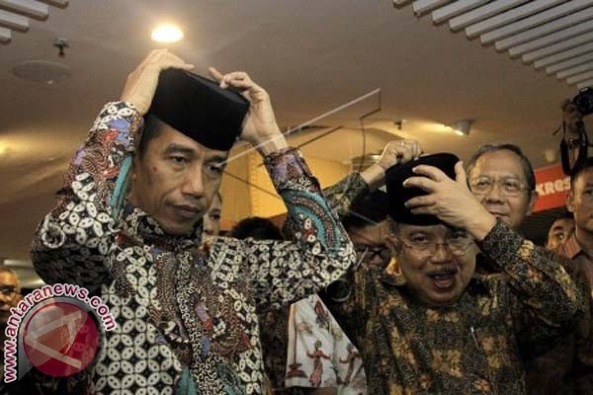 Menteri Jokowi Wajib Pakai Batik-Peci Setiap Hari