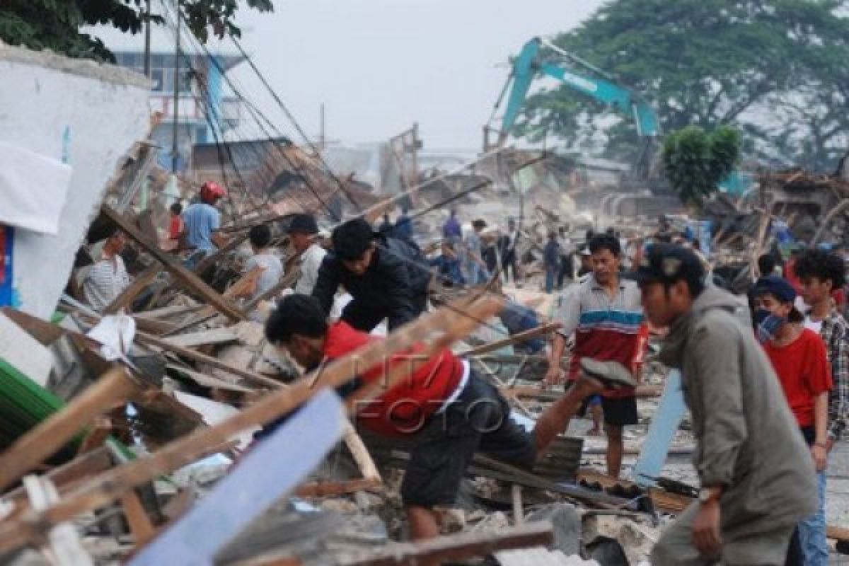 Pemkot Depok tertibkan ratusan kios di terminal