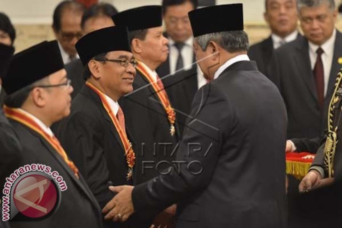 Presiden Yudhoyono Anugerahkan Tanda Kehormatan Republik Indonesia