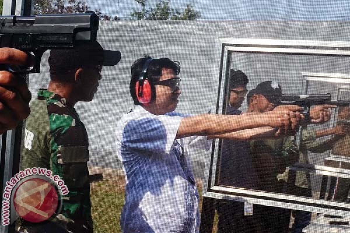 TNI AL Latih Wartawan Menembak 