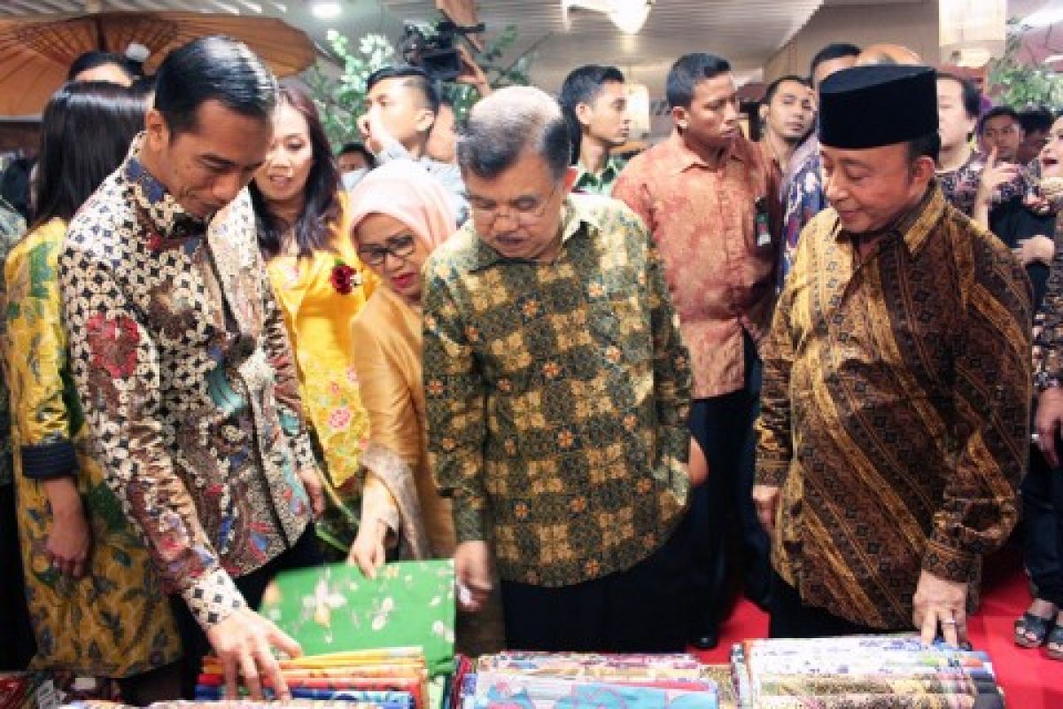 Jokowi Resmikan Pasaraya Tribute to Batik 2014
