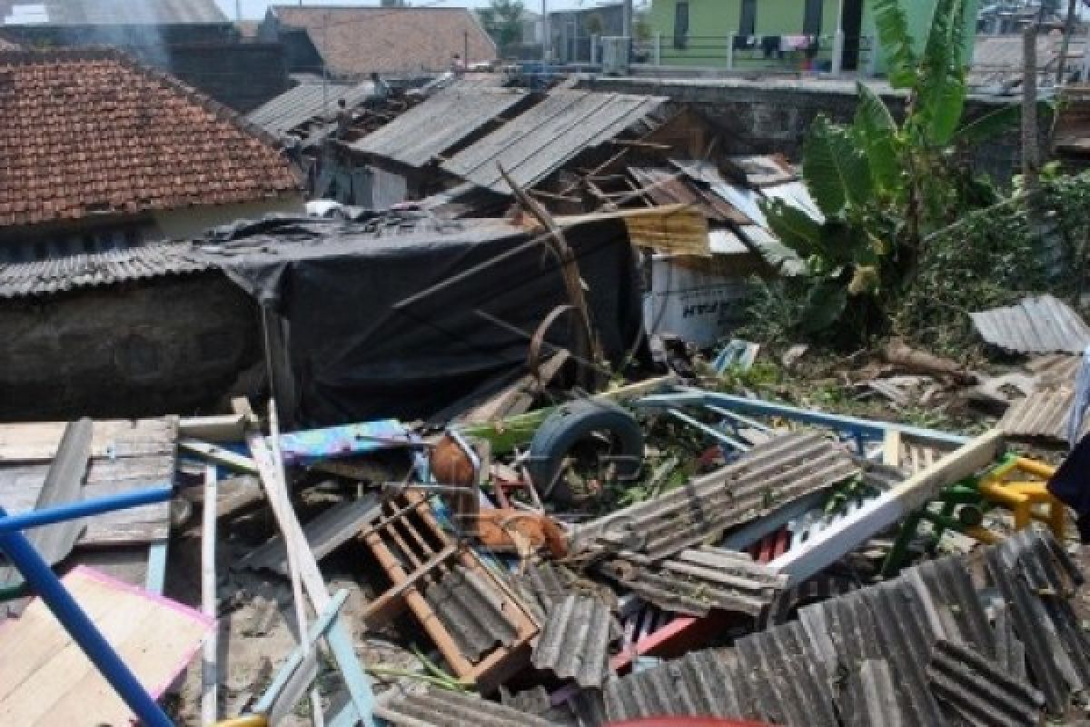 Puting beliung rusak dua rumah di Bekasi