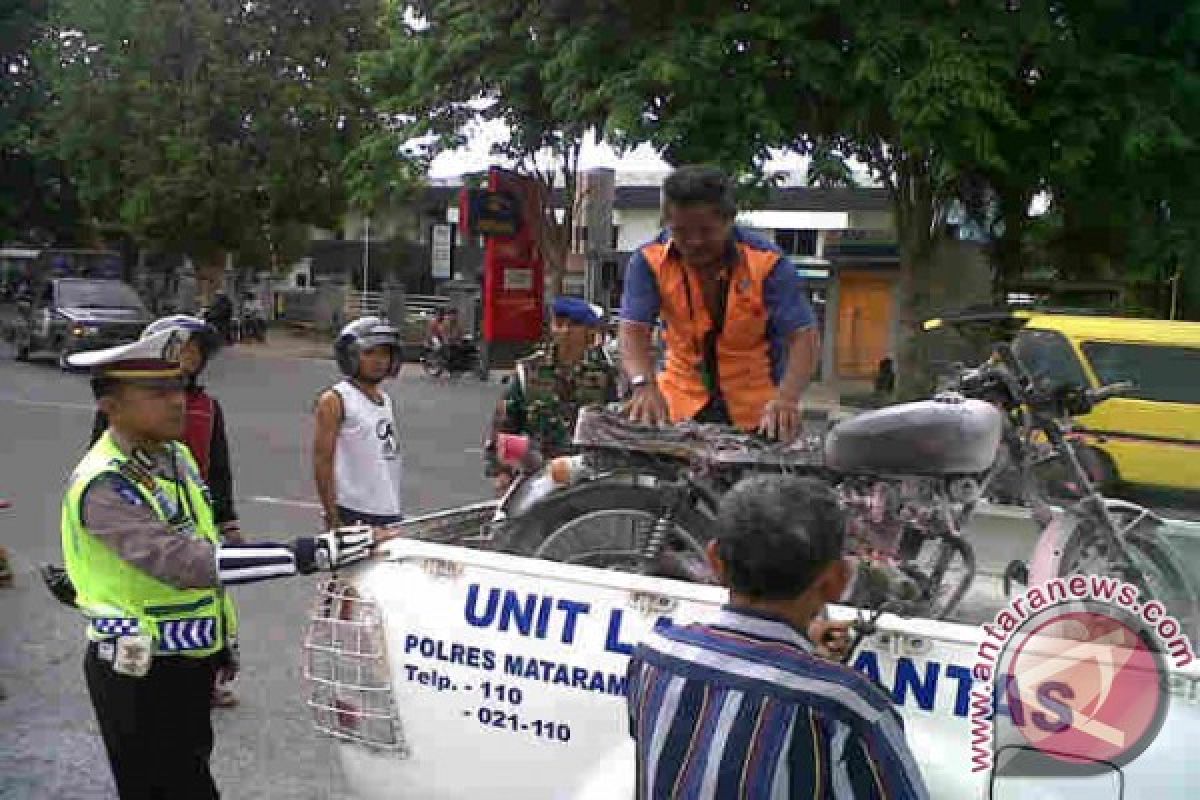 Sepeda Motor terbakar di SPBU Ampenan