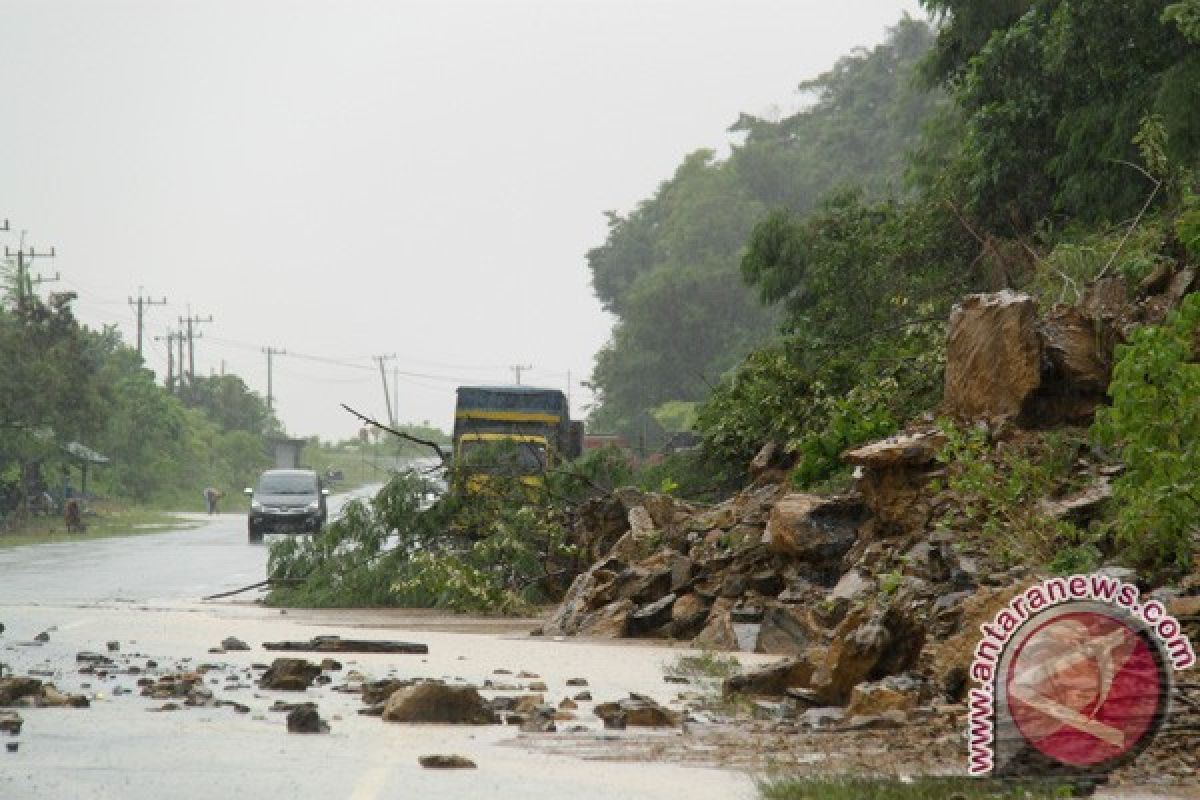 Bukit di Desa Pangkalan Sulampi Singkil longsor