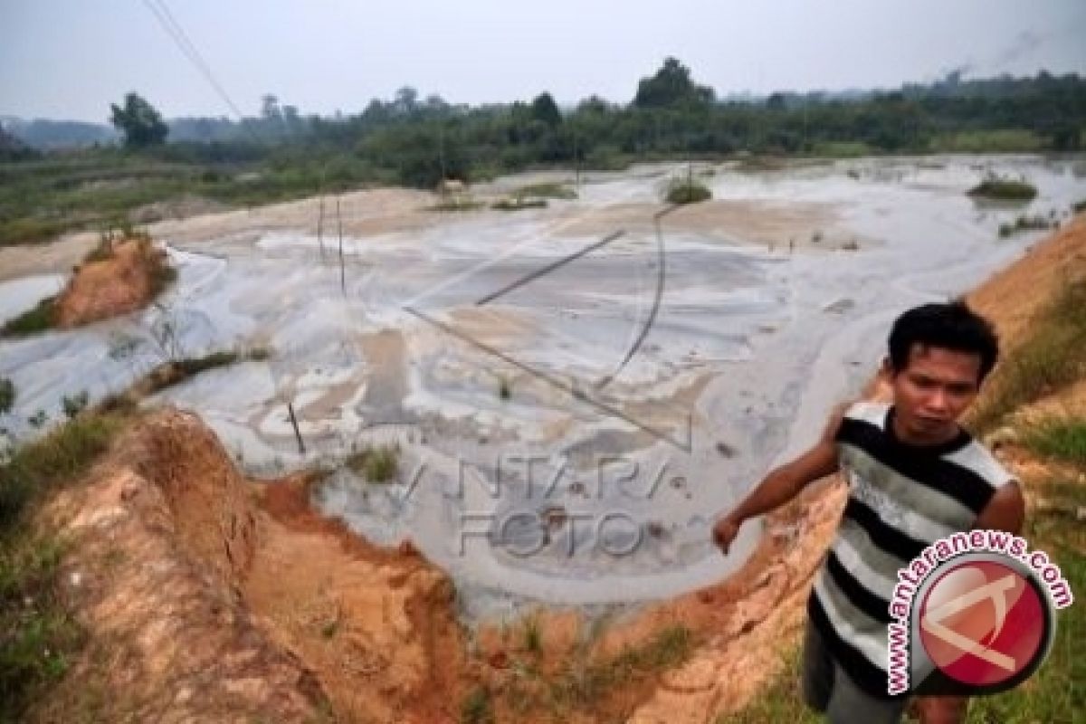 Sumur Warga Pati Semburkan Lumpur 30 Meter