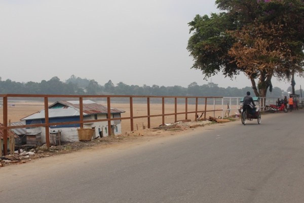 Pembangunan Pagar Jalan Katamso Sintang Pemborosan