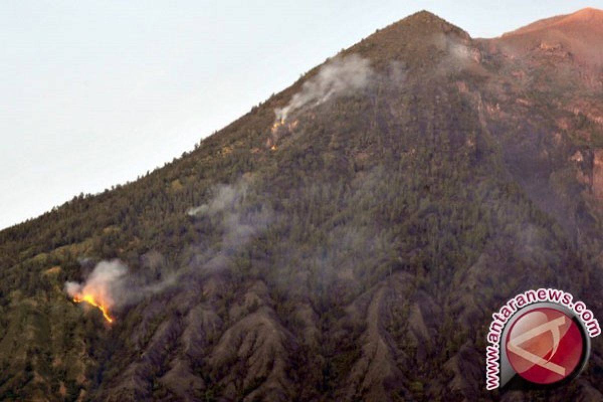 15 Hektare Lereng Gunung Agung Terbakar